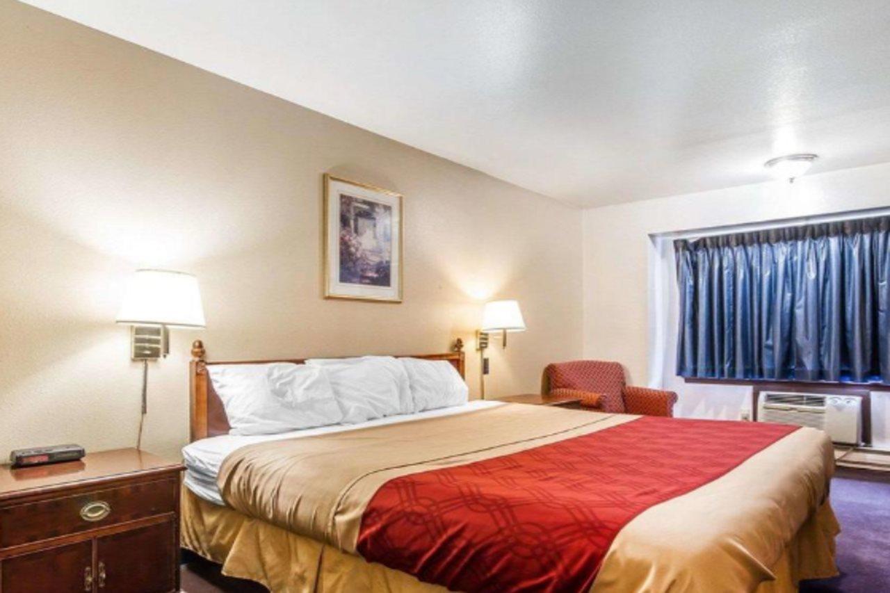 Rodeway Inn & Suites Madison East מראה חיצוני תמונה