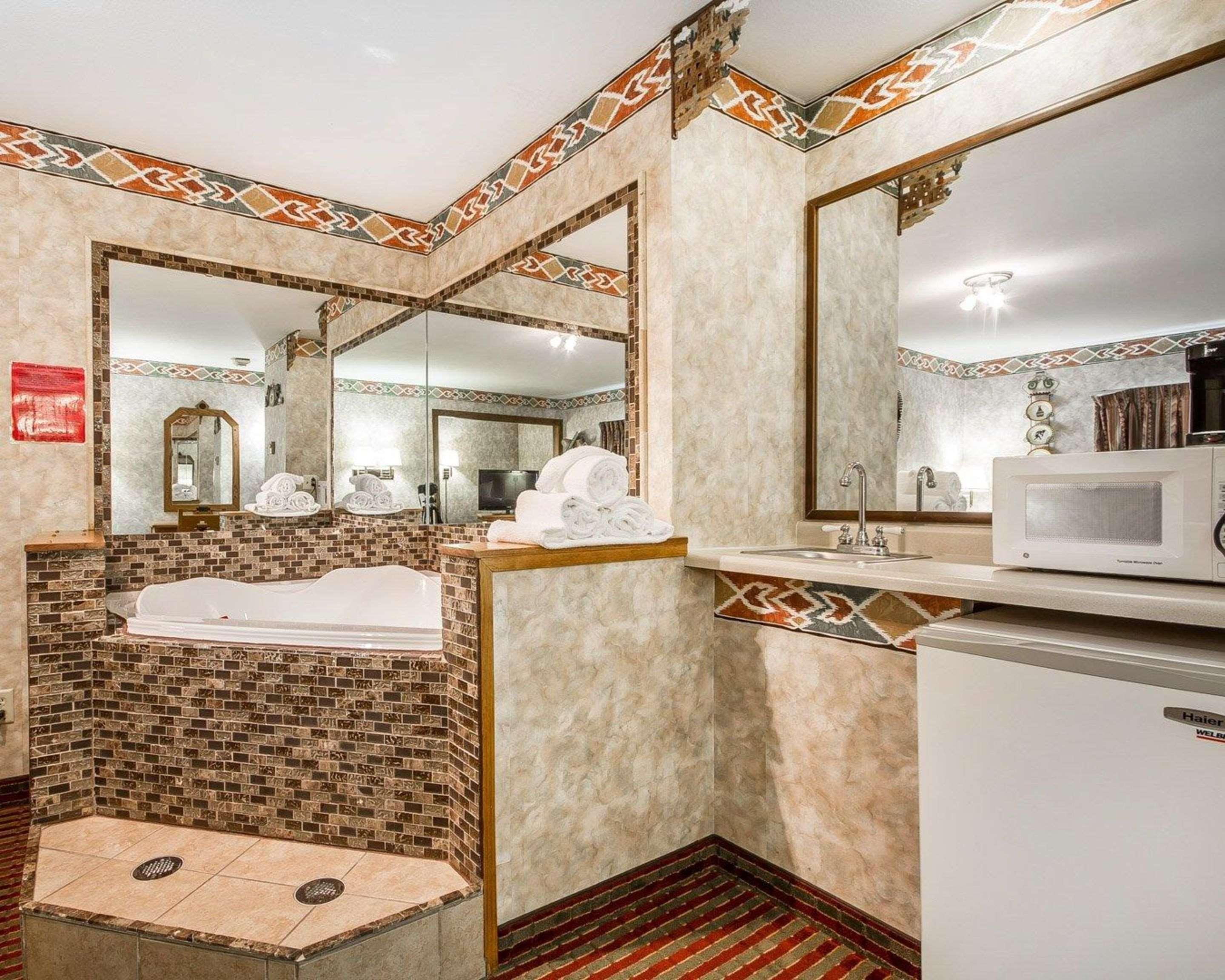 Rodeway Inn & Suites Madison East מראה חיצוני תמונה