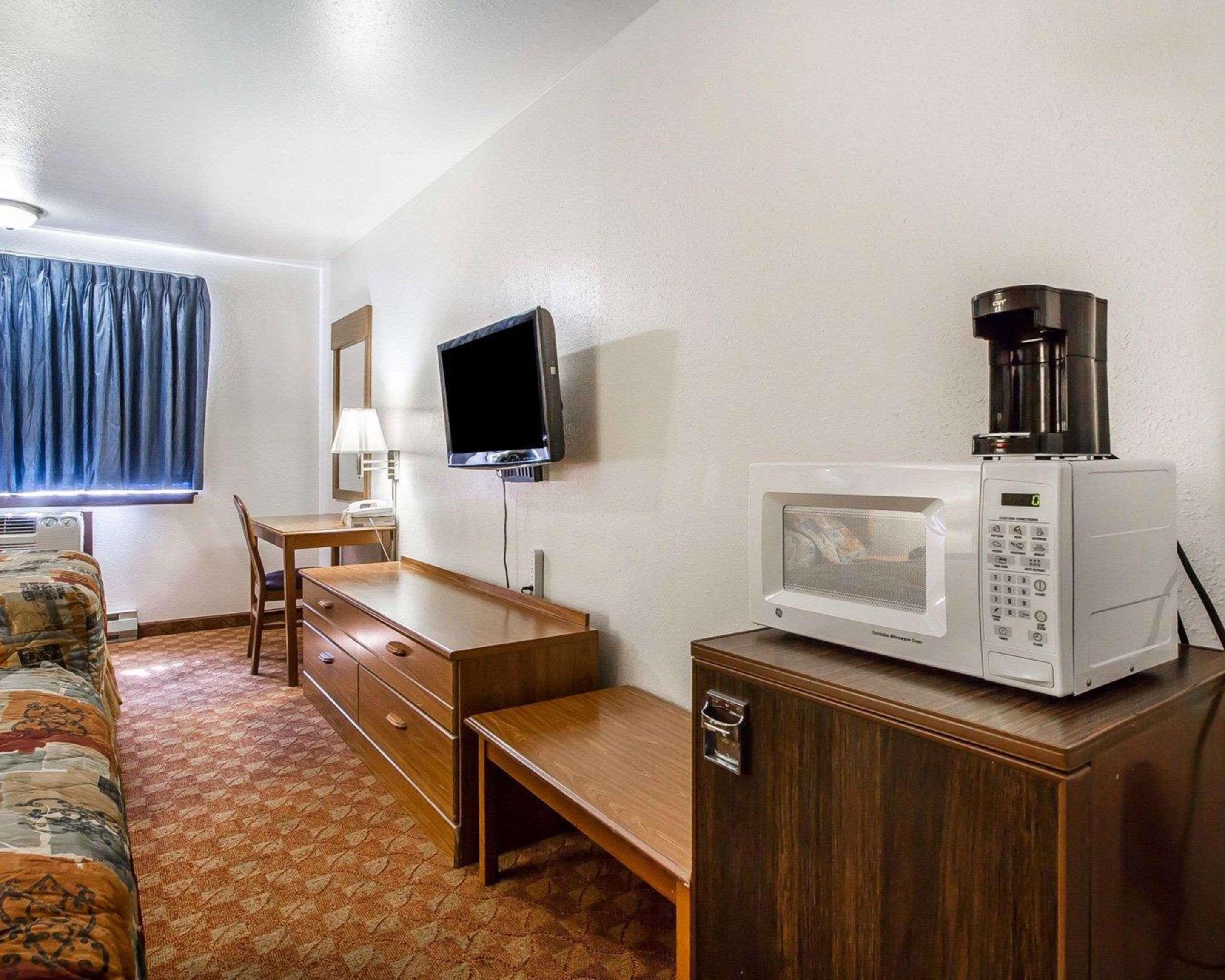 Rodeway Inn & Suites Madison East מראה חיצוני תמונה
