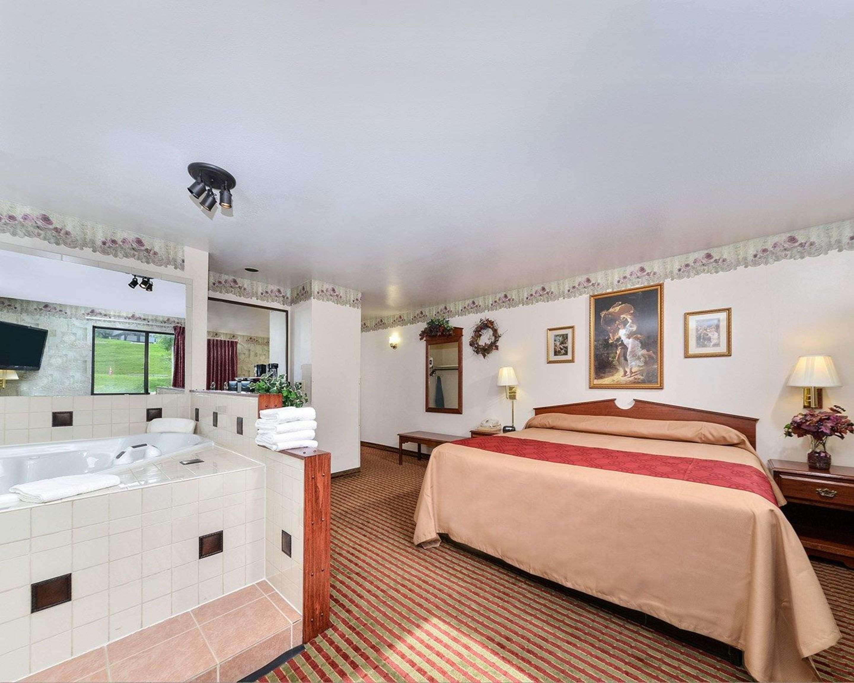 Rodeway Inn & Suites Madison East מראה חיצוני תמונה