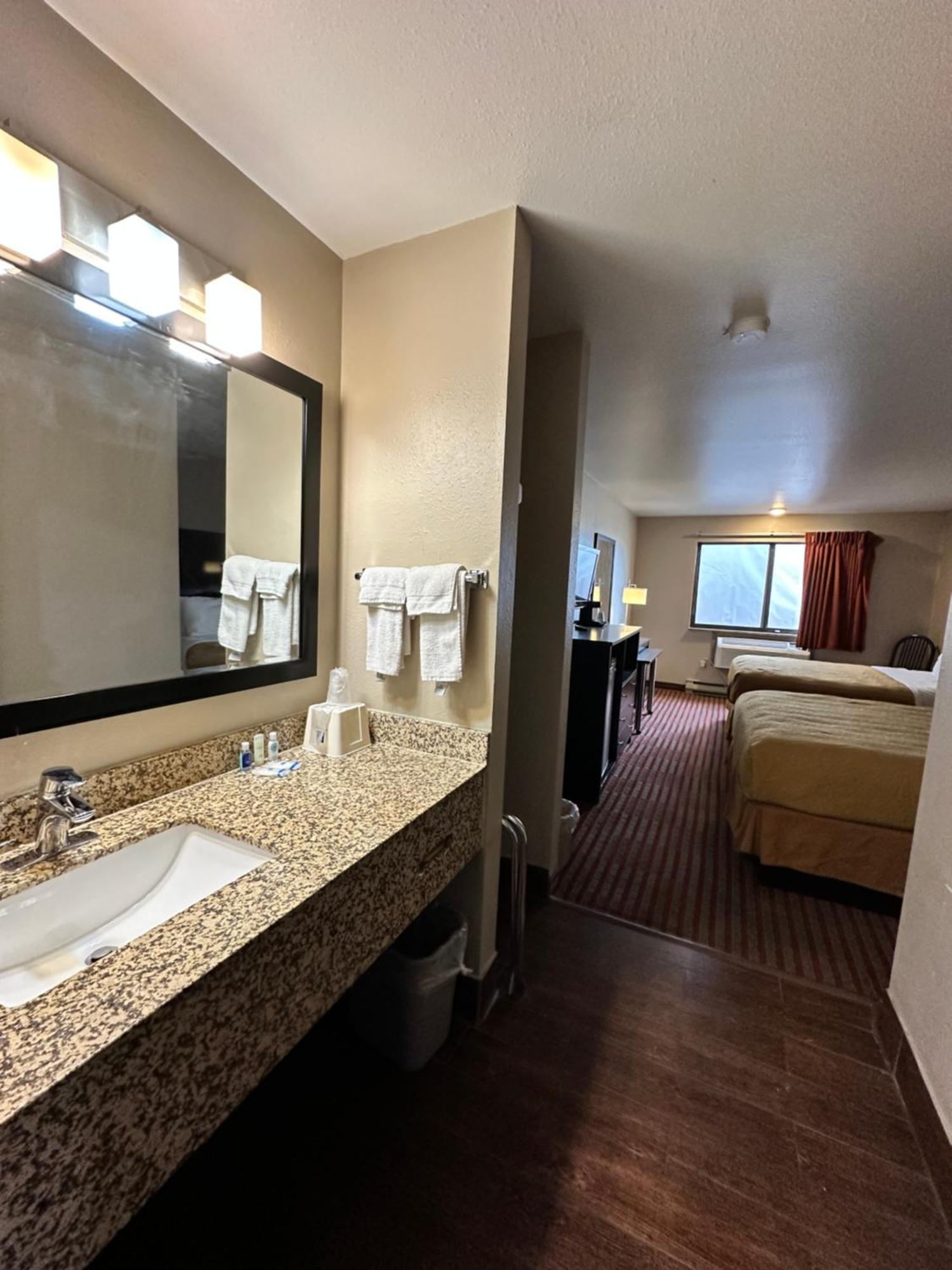 Rodeway Inn & Suites Madison East מראה חיצוני תמונה