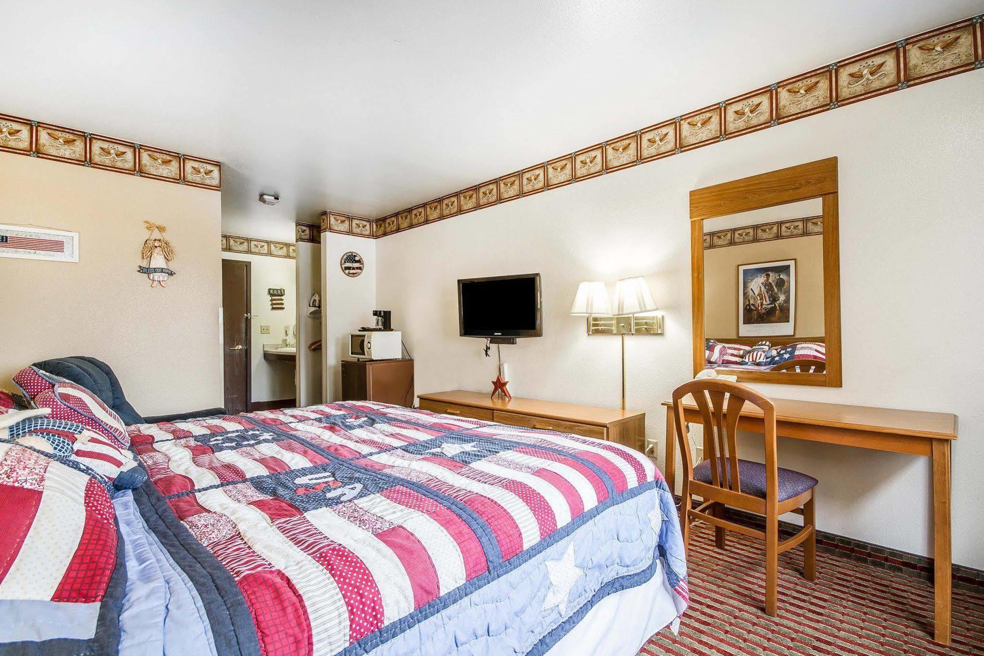 Rodeway Inn & Suites Madison East מראה חיצוני תמונה
