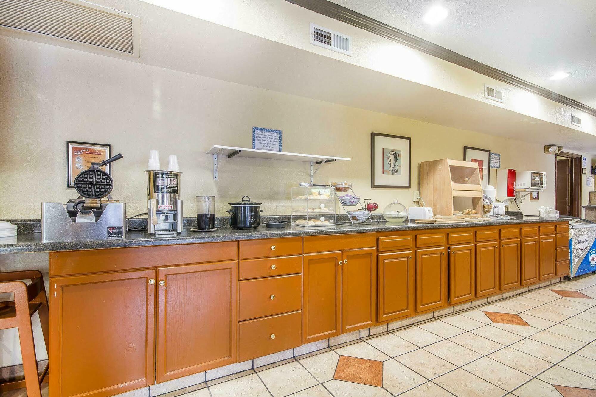 Rodeway Inn & Suites Madison East מראה חיצוני תמונה