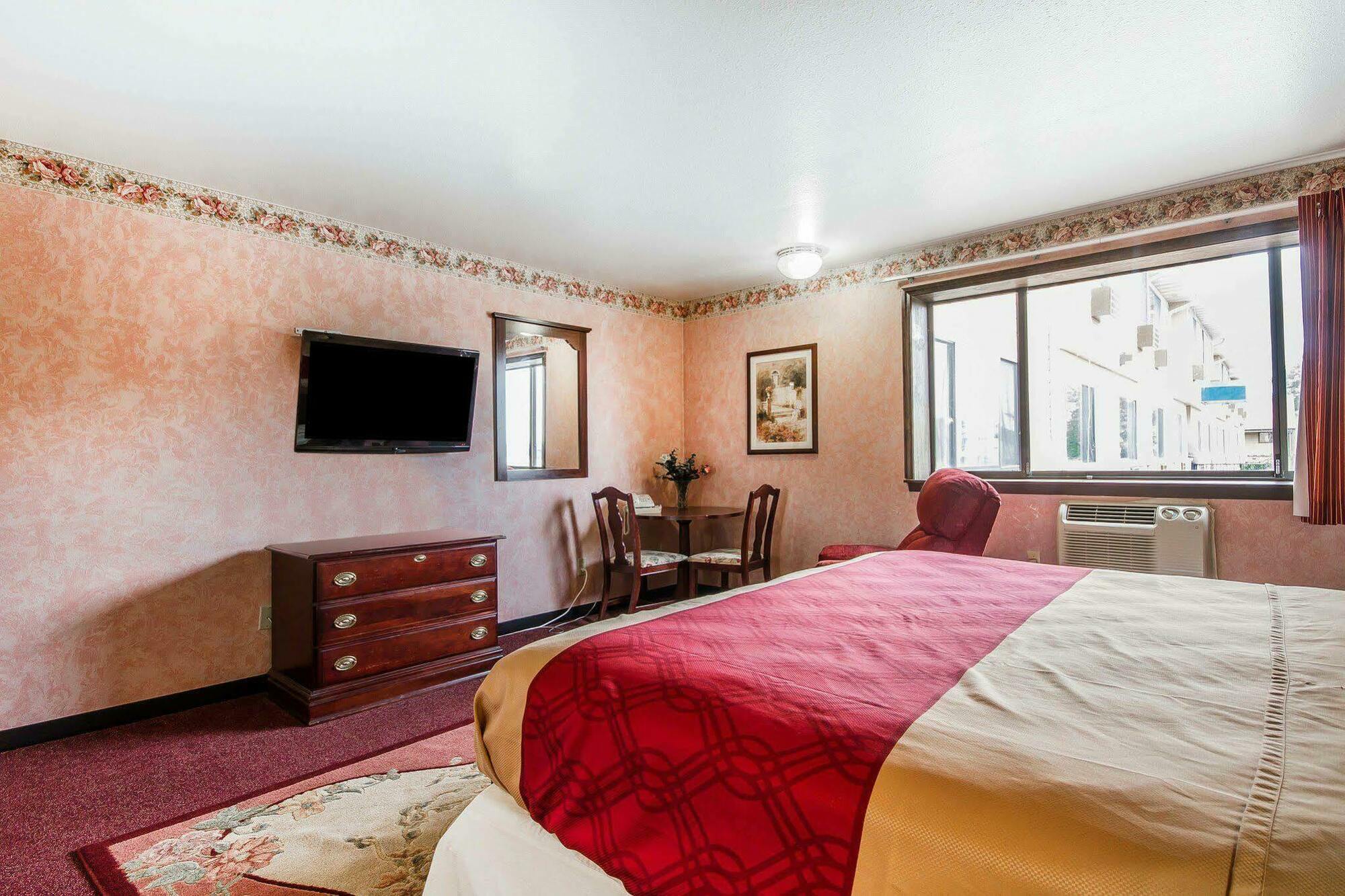 Rodeway Inn & Suites Madison East מראה חיצוני תמונה
