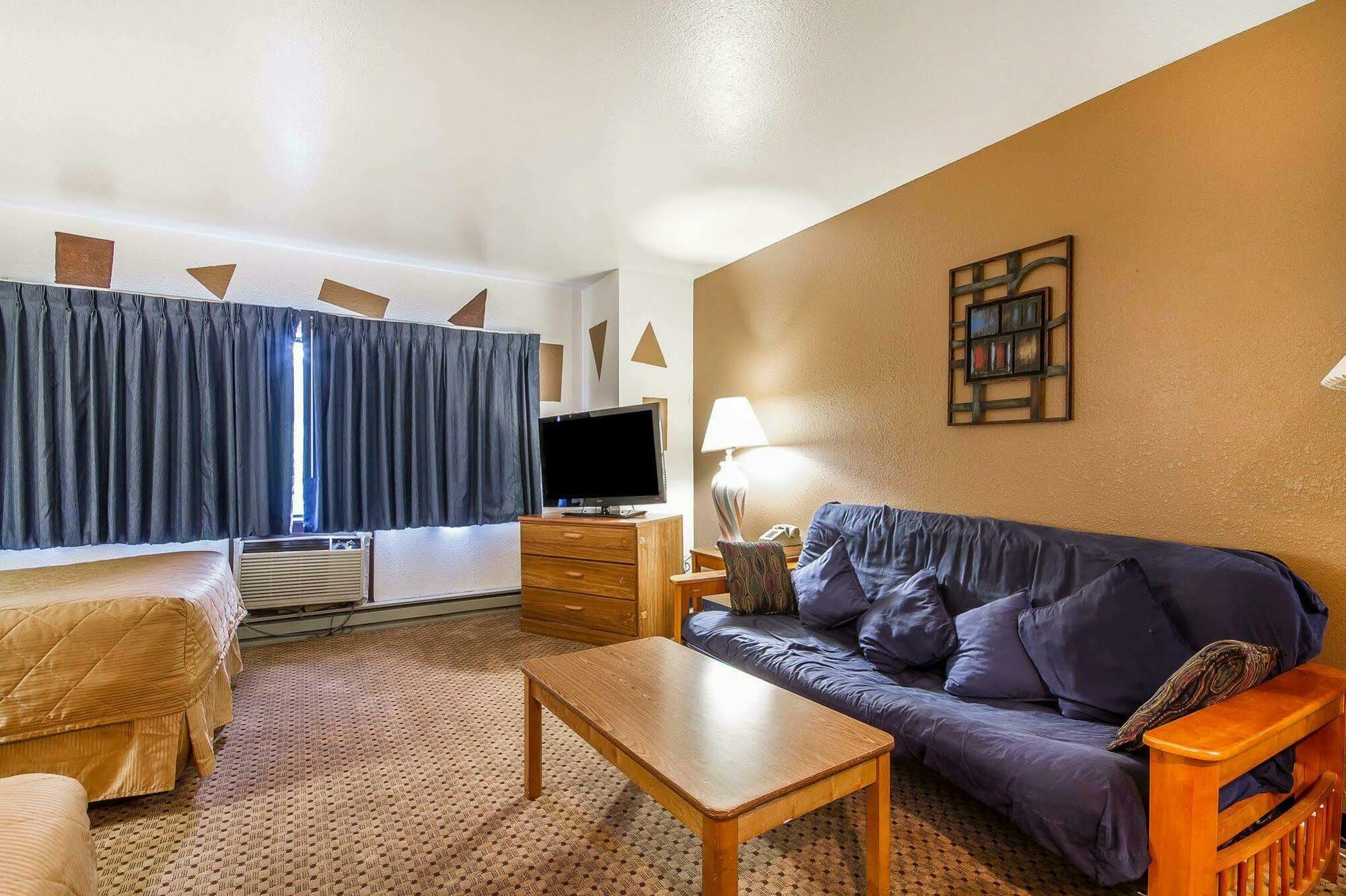 Rodeway Inn & Suites Madison East מראה חיצוני תמונה